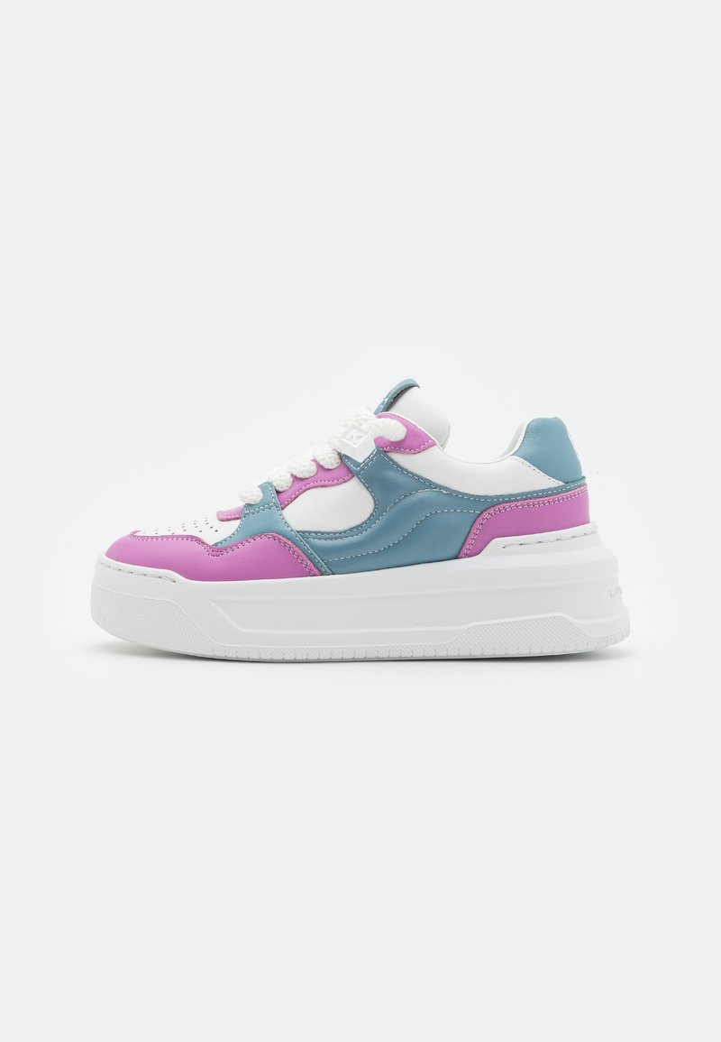 Sneakers med en chunky vit sula, rosa och blå läderpaneler, och vita snörningar. Rund tå och vadderad krage för komfort.