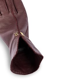 Burgunderrote Lederhandschuhe mit glatter Textur, entworfen mit Nahtdetails und einem goldenen Akzentlogo innen am Bündchen.