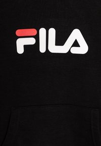 Schwarzer Kapuzenpullover mit einer Fronttasche; verfügt über ein großes weißes FILA-Logo und einen roten horizontalen Akzent. Weicher, strukturierter Stoff.
