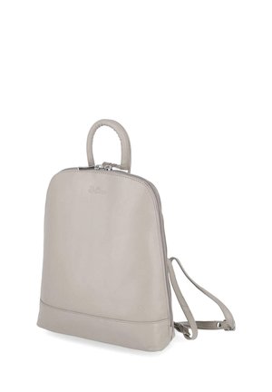 Sac à dos en cuir gris clair avec poignée supérieure, deux bretelles réglables et un compartiment principal zippé.