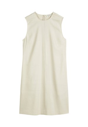 Beżowa sukienka bez rękawów w minimalistycznym stylu, z prostą sylwetką, subtelną teksturą i zapięciem na zamek z tyłu.