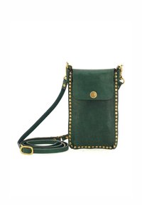 Borsa a tracolla verde in pelle con borchie dorate, chiusura a patta anteriore e tracolla rimovibile. Texture liscia e forma rettangolare.