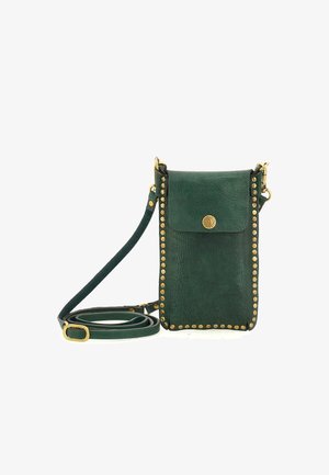 Borsa a tracolla verde in pelle con borchie dorate, chiusura a patta anteriore e tracolla rimovibile. Texture liscia e forma rettangolare.