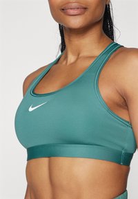 Nike Performance BRA - Sujetadores deportivos con sujeción media - bicoastal/white