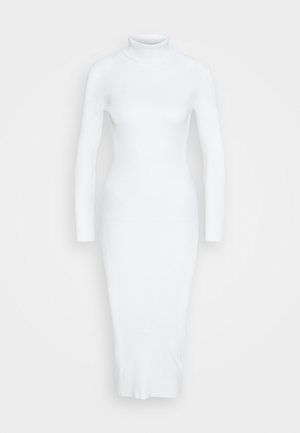 Robe midi en maille côtelée blanche avec manches longues et col roulé, silhouette ajustée, présentée sur un fond uni.