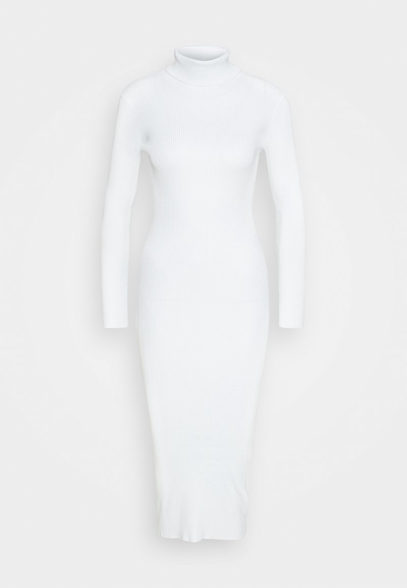 Robe midi en maille côtelée blanche avec manches longues et col roulé, silhouette ajustée, présentée sur un fond uni.