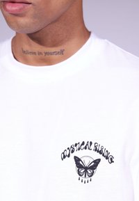 YOURTURN UNISEX - T-shirts med print - off-white
