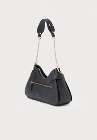 Czarna torebka o teksturowanej powierzchni, półsztywnej formie, złotym okuciu i podwójnych uchwytach, w tym z paskiem na łańcuszku oraz boczną kieszenią na suwak.