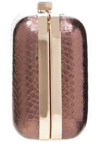 Malá obdélníková kabelka s hnědou texturovanou kůží a lesklým zlatým kovovým rámem a zámkem, pohled z boku.