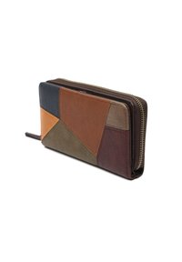 Cartera rectangular con cremallera y diseño de patchwork en piezas de cuero marrón, beige, olivo, azul marino y burdeos sobre un fondo blanco.