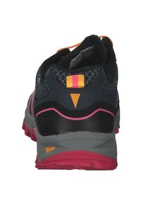Terränglöparskor med en svart mesh-övre, rosa och orange accenter, texturerad gummihäl och en grå mellansula med en slitstark yttersula.