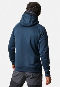 Felpa con cappuccio in blu navy, realizzata in un morbido tessuto testurizzato. Presenta un orlo e spalle a costine, con un bordo del collo nero a contrasto.