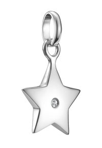 Ciondolo a forma di stella d'argento con superficie liscia e una singola gemma trasparente incastonata al centro, attaccato da un anello arrotondato.