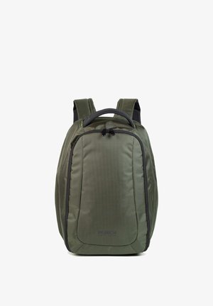 Zaino verde oliva realizzato in tessuto strutturato, con schienale imbottito, spallacci regolabili, manico superiore e tasca anteriore con cerniera.