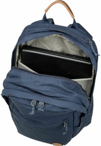 Sac à dos en tissu bleu marine avec une poignée supérieure en cuir, une poche zippée à l'avant et un compartiment rembourré pour un ordinateur portable ou une tablette.