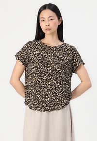 Top s krátkym rukávom s leopardím vzorom, zaobleným výstrihom, vyrobený z ľahkej tkaniny, s voľným strihom a zakriveným lemovaním.