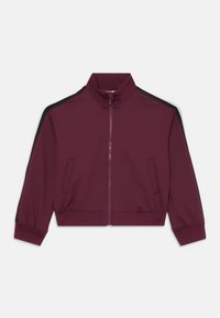 Burgundy színű, cipzáros dzseki magas gallérral, oldalsó zsebekkel és kontrasztos fekete csíkokkal a vállakon. Puha, sima anyag, rugalmas mandzsettákkal.