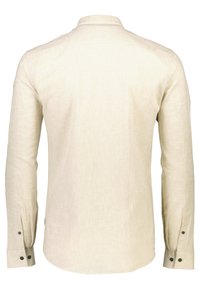 Camisa de manga larga beige con cuello tipo collarete, que presenta una tela texturizada y detalles de botones negros en los puños.