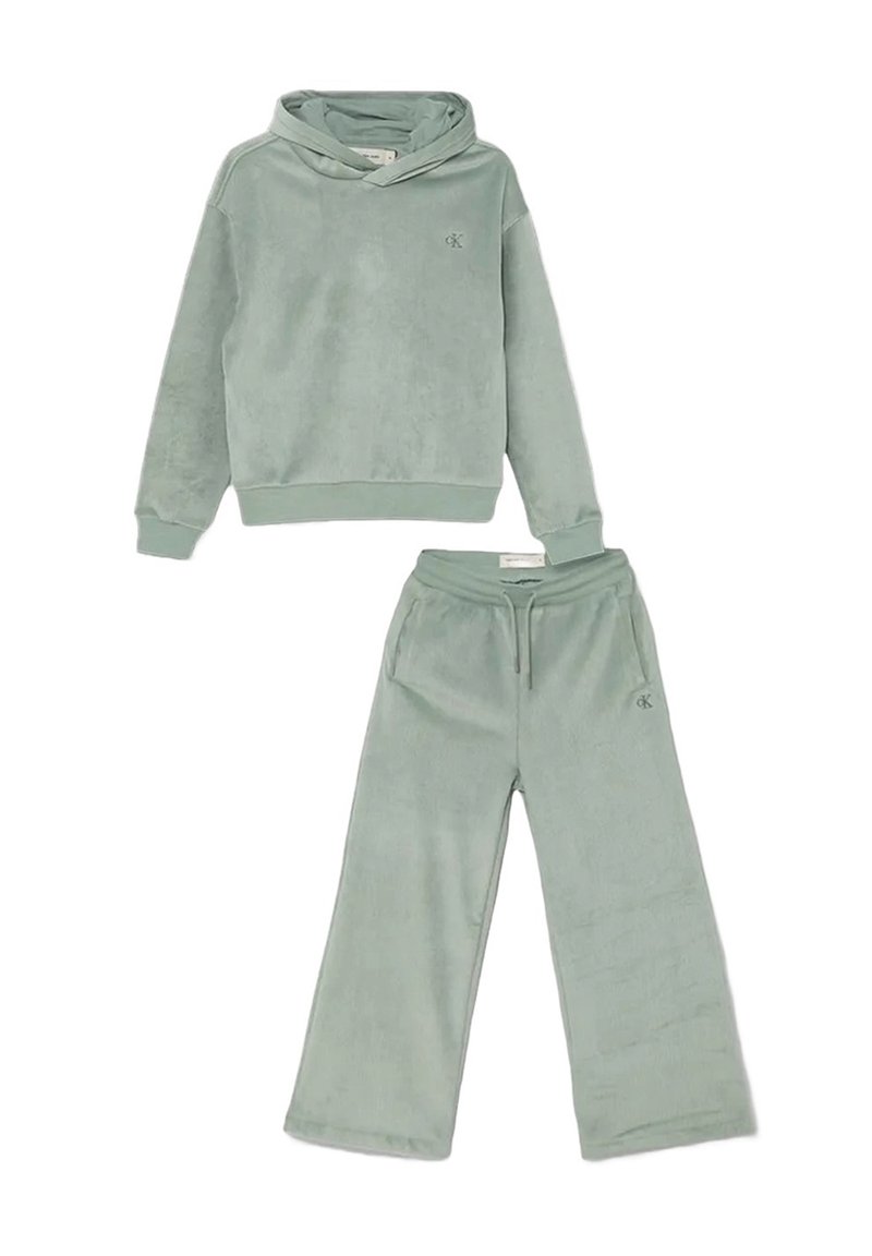 Felpa verde in velluto con tasca a marsupio e pantaloni a gamba larga abbinati, dotati di logo ricamato e vita elastica.