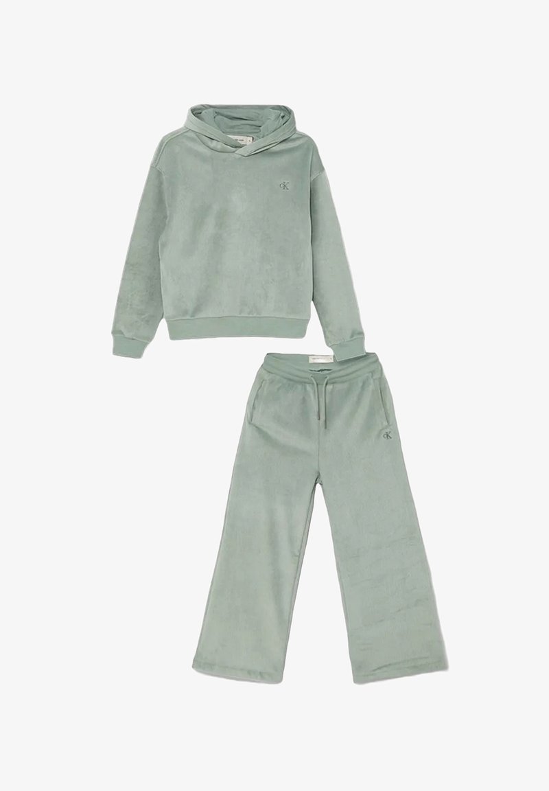 Felpa verde in velluto con tasca a marsupio e pantaloni a gamba larga abbinati, dotati di logo ricamato e vita elastica.