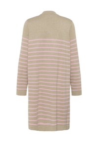 Beige stickad klänning med rosa horisontella ränder, långa ärmar och rund halsringning. Mjuk textur, medellång design, enkel söm.