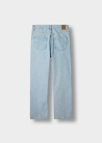 Lyseblå rettbuksjeans vist fra baksiden med to påsydde lommer og en brun merkevarelabel på livet.