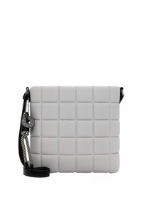 Borsa a spalla grigia trapuntata con superficie testurizzata, dotata di una tracolla nera e un accento decorativo a forma di portachiavi. Design compatto e rettangolare.