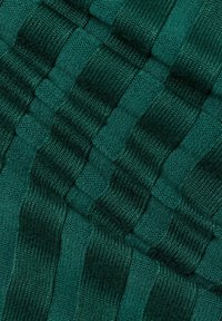 Strukturiertierter Stoff in tiefem Teal, mit abwechselnden Ripp- und glatten Mustern. Weiches, gestricktes Material mit gleichmäßiger, gleichmäßiger Webart.