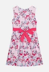 Blumenkleid mit Schmetterlingsmuster in Pink und Blau auf einem gestreiften Hintergrund, mit einem schlichten rosa Gürtel und einer Schleifenverzierung in der Taille.