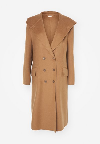 Kamelfarvet dobbeltbrystet uldfrakke med oversized krave, to forlommer og store brune knapper. Blød tekstur og knælængde design.