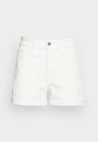 Vita denimshorts har en rullad nederkant, klassisk femfickdesign, framsidesknäppning och en slät textur utan mönster.