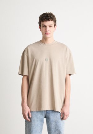 - T-shirt basic