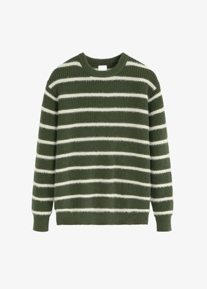 Pull vert rayé avec des rayures horizontales blanches, texture tricotée, col rond et bords côtes aux poignets et à l'ourlet. Coupe décontractée et confortable.
