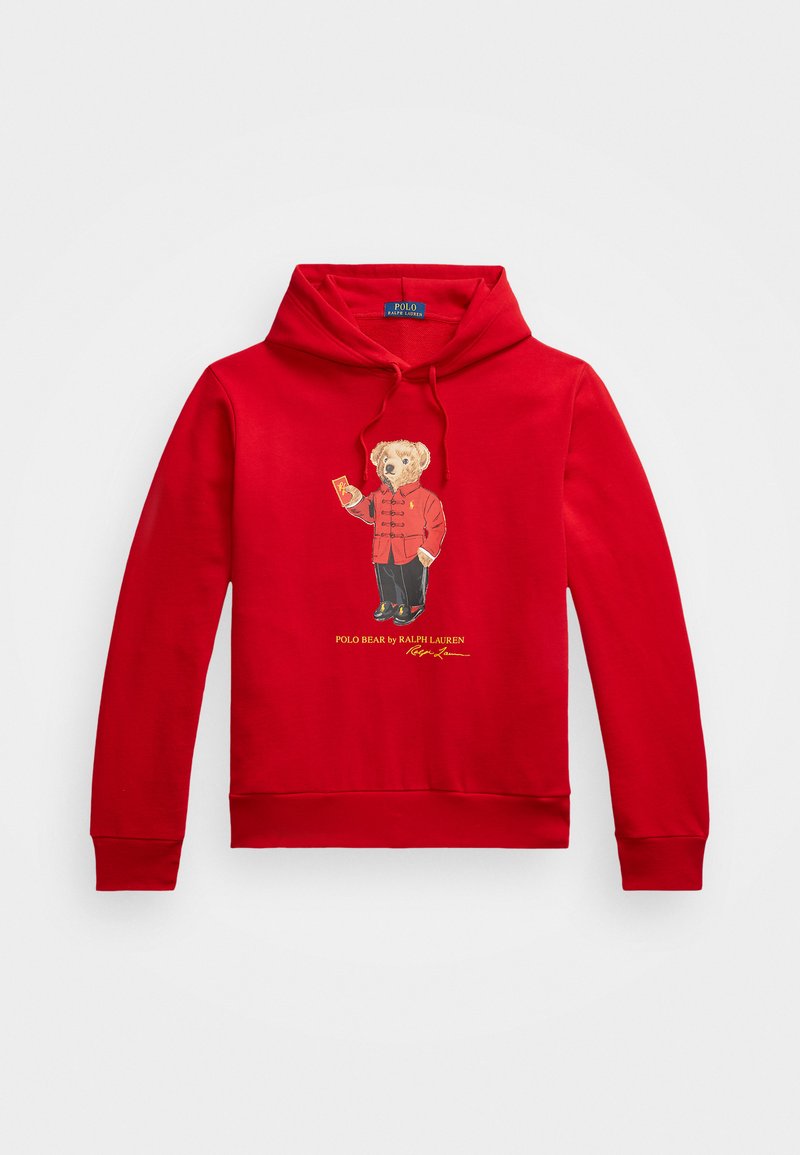Czerwona bawełniana bluza z kapturem z grafiką niedźwiedzia w czerwonej kurtce, z złotym napisem "Polo Bear by Ralph Lauren" poniżej wzoru.