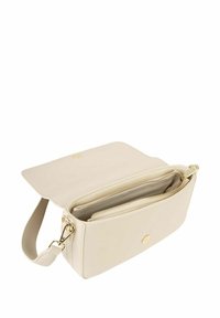 Bolso bandolera beige de cuero texturizado, con solapa, compartimentos con cremallera, herrajes dorados y una correa desmontable.