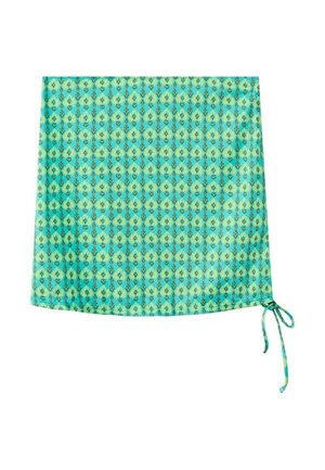 Mini krilo s turkizno in rumeno vzorčasto tkanino ter detajlom z zavezovanjem na desnem obrobju.