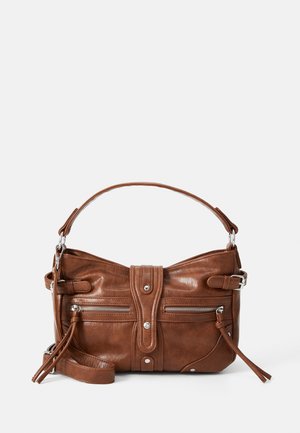 Sac à main en cuir marron avec deux poches avant zippées, bandoulière réglable et poignée supérieure sur fond blanc uni.