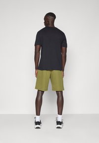 Champion ICONS LONG BERMUDA SHORTS SMALL LOGO - Sport rövidnadrágok - olive