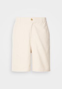 Shorts en coton beige avec fermeture à bouton, coupe cintrée, plis à l'avant et poches latérales. Texture lisse, longueur au genou.