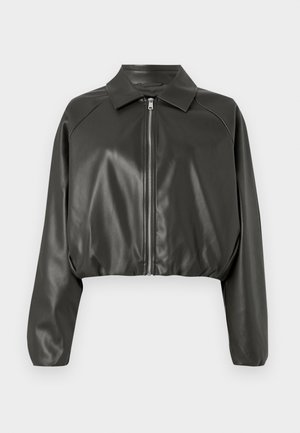 Avkortet mørkegrå jakke i kunstskinn med strukturert krage og glidelås foran, med elastiske mansjetter og en glatt tekstur.