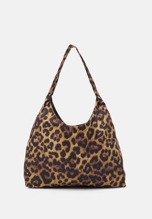Blød stof hobo skuldertaske med brun og sort leopardprintmønster og en enkelt integreret skulderrem.
