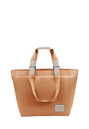 Péachfarget tote veske laget av glatt stoff, med beige håndtak, grå hardware-detaljer, og et sydd merke på forsiden.
