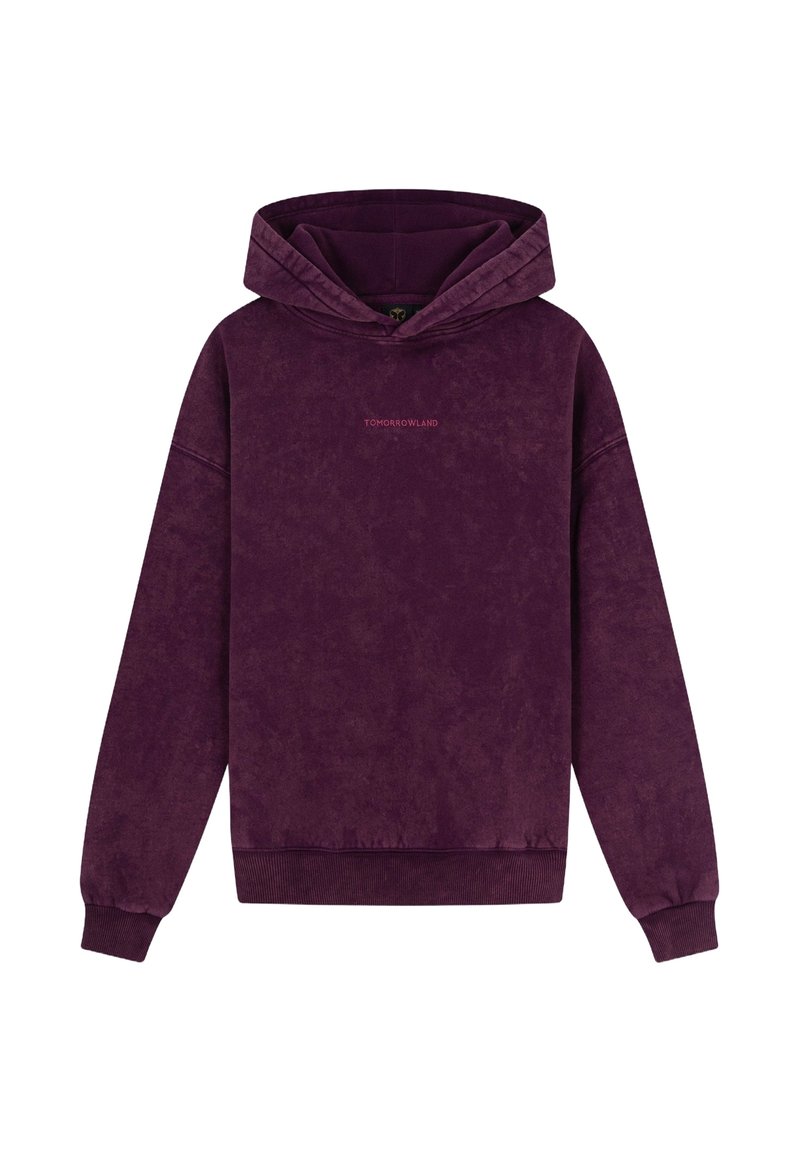 Paarse hoodie gemaakt van zacht materiaal, met een voorzak in kangoeroestijl, ribgebreide manchetten en een kleine logo-opdruk in het midden van de borst.