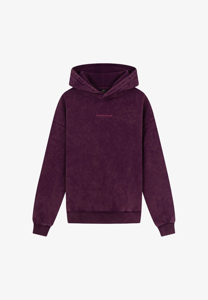 Paarse hoodie gemaakt van zacht materiaal, met een voorzak in kangoeroestijl, ribgebreide manchetten en een kleine logo-opdruk in het midden van de borst.