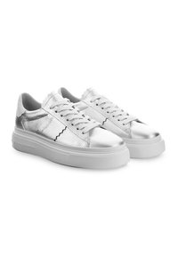 Silberne Sneakers mit strukturiertem Obermaterial, runder Zehenpartie, weißen Schnürsenkeln und einer dicken weißen Gummisohle. Merkmale sind Steppnähte an den Seiten.