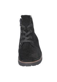 Zwarte suède enkelboot met een gestructureerde afwerking, ronde neus en vetersluiting aan de voorkant. Het heeft een zijrits en een rubberen zool voor grip.