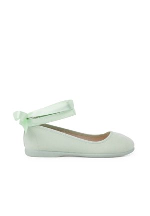 Mintgroene balletschoenen met een gestructureerde bovenkant, een ronde neus en een satijnen enkelband die in een strik is geknoopt. Platte zool met een minimaal profiel.