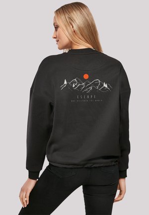Schwarzer Sweatshirt mit einem Berggrafik und einer roten Sonne auf der Rückseite. Das Material scheint strukturiert zu sein mit gerippten Bündchen und Saum.