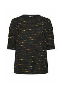 Svart strukturerad stickad topp med horisontella gula och gröna ränder; har en rund halsringning och korta ärmar med knappar vid ärmsluten.