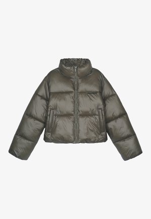 Olivgrüne Pufferjacke mit hohem Kragen, Reißverschluss und oversized Schnitt. Verfügt über gestickte Einsätze und zwei Fronttaschen.